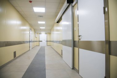 Modern klinikteki ameliyathane.