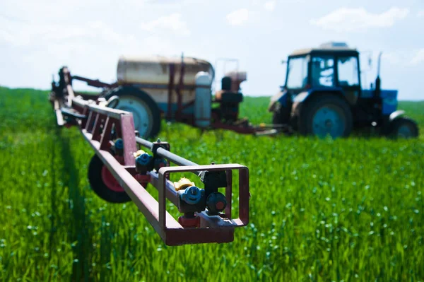 Tracteur Pulvérisation Pesticides Champ Blé Avec Pulvérisateur Printemps — Photo