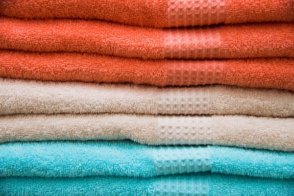 Bunte Handtücher Den Regalen Geschäft — Stockfoto