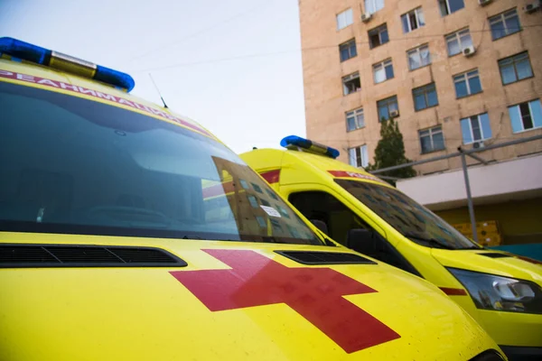 科罗纳维乌贼19 救护车已经准备好出发了车上的题词是 紧急医疗护理 — 图库照片