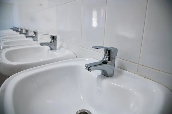 Fila Lavabo Moderno Cerámica Blanca Inodoro Público Restaurante Hotel Centro —  Fotos de Stock