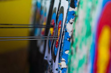 Okçuluk. Okçuluk aralığında okçuluk hedefinde oklar