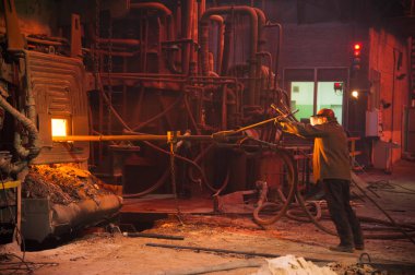 Metal yapılar ve eski metalürji fabrikasının içi ve dışı. Metali eritme süreci. Çelik işçisi. Metalurji girişiminin ürünleri..