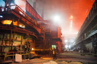 Metal yapılar ve eski metalürji fabrikasının içi ve dışı. Metali eritme süreci. Çelik işçisi. Metalurji girişiminin ürünleri..
