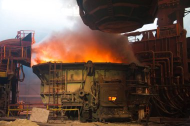 Metal yapılar ve eski metalürji fabrikasının içi ve dışı. Metali eritme süreci. Çelik işçisi. Metalurji girişiminin ürünleri..