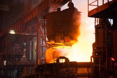 Metal yapılar ve eski metalürji fabrikasının içi ve dışı. Metali eritme süreci. Çelik işçisi. Metalurji girişiminin ürünleri..