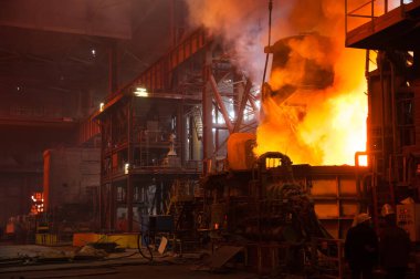 Metal yapılar ve eski metalürji fabrikasının içi ve dışı. Metali eritme süreci. Çelik işçisi. Metalurji girişiminin ürünleri..