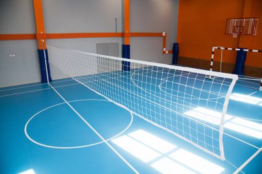 Spor salonu kapalı. Basketbol, voleybol ve spor için oyun sahası