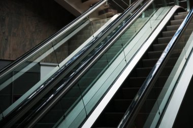 Modern iş merkezi ya da alışveriş merkezinde yürüyen merdiven