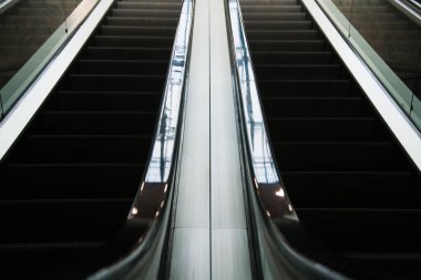 Modern iş merkezi ya da alışveriş merkezinde yürüyen merdiven