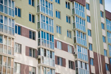 Mavi gökyüzüne karşı yepyeni bir apartman.