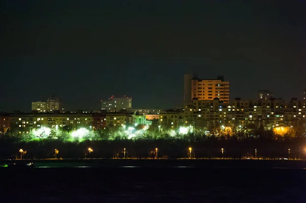 Panorama Över Staden Natten Flod Förgrunden — Stockfoto