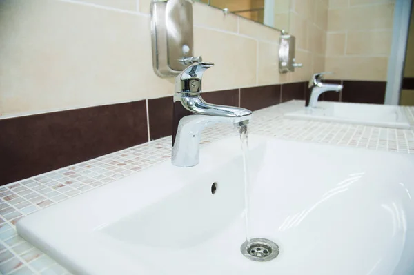 Fila Lavabo Moderno Cerámica Blanca Inodoro Público Restaurante Hotel Centro — Foto de Stock