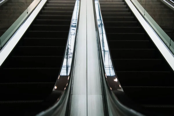 Eskalátor Uvnitř Moderního Obchodního Centra Nebo Nákupního Centra — Stock fotografie