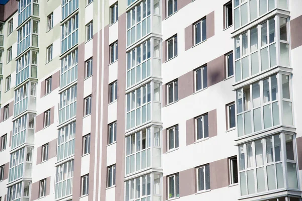 Nuevo Edificio Apartamentos Contra Cielo Azul Del Verano — Foto de Stock