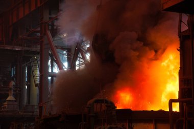 Metal yapılar ve eski metalürji fabrikasının içi ve dışı. Metali eritme süreci. Çelik işçisi. Metalurji girişiminin ürünleri..