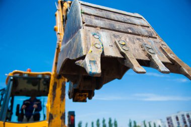 Yol ekipmanları kullanıma hazır. Yol yapım ekipmanları