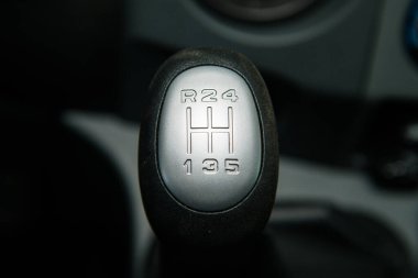 Arabanın iç kısımları yakın plan. Araba vites kolu. Elle iletim.