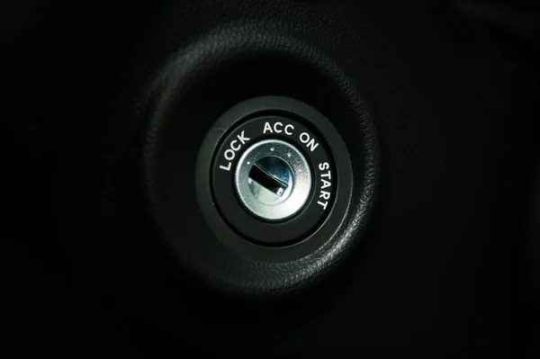 Εσωτερικές Λεπτομέρειες Αυτοκινήτου Κοντινό Πλάνο Κλειδί Αυτοκινήτου Στην Κλειδαριά Ανάφλεξης — Φωτογραφία Αρχείου