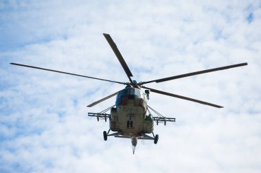 Askeri helikopter tatbikat sırasında uçuyor ve askeri bir gösteri yapıyor.
