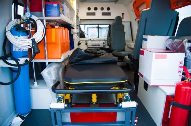 Tıbbi ekipmanlarla birlikte bir ambulans arabasının içinde. İlaç ve sağlık hizmetleri