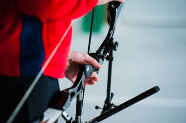 Okçuluk. Okçu yayı ile egzersiz yap. Spor, eğlence konsepti