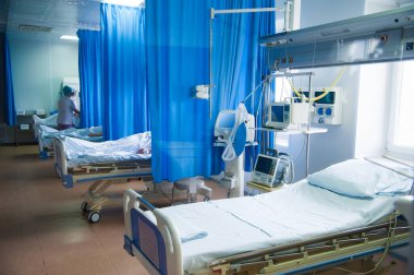 Ekipmanlı rehabilitasyon odası. Belediye hastanesinde resüsitasyon odası