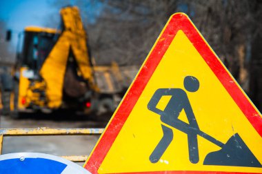 Eskisinin tamiri ve yeni bir asfalt yol inşaatı. Yeni yol inşaatında kazıcılar, grevciler ve yol silindirleri çalışıyor.