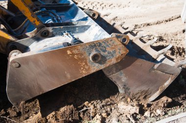 Eskisinin tamiri ve yeni bir asfalt yol inşaatı. Yeni yol inşaatında kazıcılar, grevciler ve yol silindirleri çalışıyor.