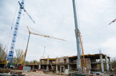 Çok katlı bir bina. Çok katlı konut inşaatı