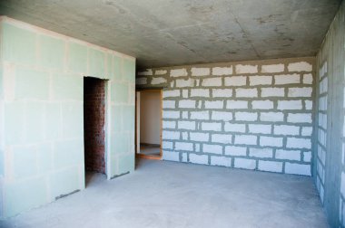 Yeni daire, yüksek binadaki boş oda.