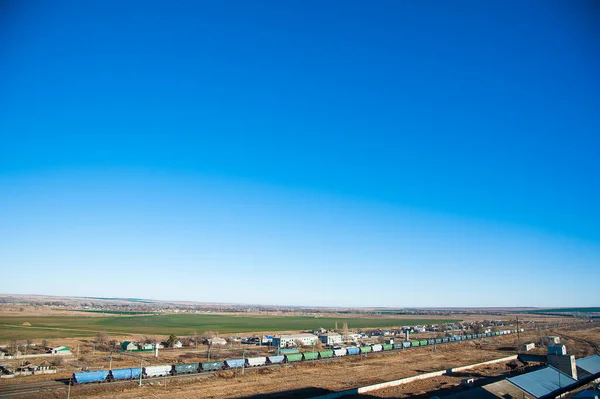 Yük Treni Tren Istasyonundan Geçiyor Demiryolu Yük Vagonları Tank Vagonları — Stok fotoğraf