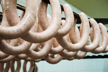 Sosis üretim hattı. Sosis tezgahın üzerinde.