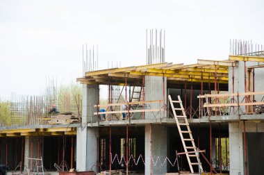 Çok katlı bir bina. Çok katlı konut inşaatı