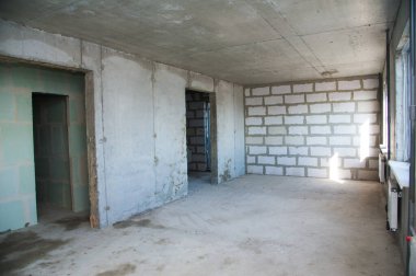 Yeni daire, yüksek binadaki boş oda.