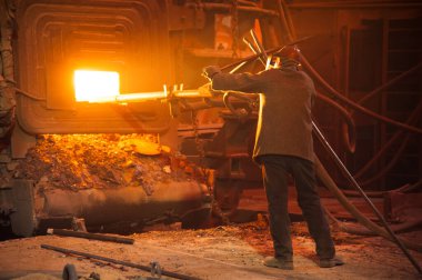 Metal yapılar ve eski metalürji fabrikasının içi ve dışı. Metali eritme süreci. Çelik işçisi. Metalurji girişiminin ürünleri..