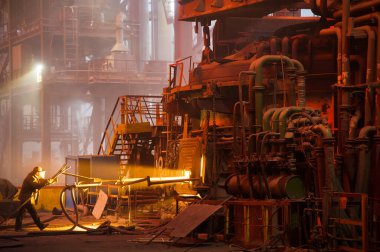 Metal yapılar ve eski metalürji fabrikasının içi ve dışı. Metali eritme süreci. Çelik işçisi. Metalurji girişiminin ürünleri..