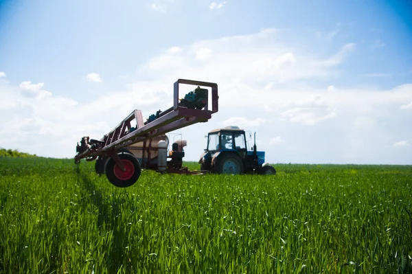 Traktor Penyemprotan Pestisida Ladang Gandum Dengan Penyemprot Musim Semi — Stok Foto