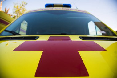 Coronavirus covid 19. Ambulanslar gitmeye hazır. Arabadaki yazı: 