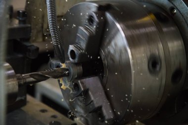 Metal endüstrisi. Sabun makinesinde çalışan metalde kesme aracı