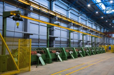 Metal ip üretimi. Otomatik büküm çizgisi. Üretim hattı. Ağır sanayi