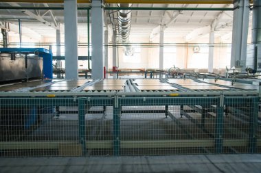 Seramik fayans üretim fabrikası. Ağır fabrikadaki seramik fayanslar için taşıma hattı. Seramik fayanslar yapma süreci