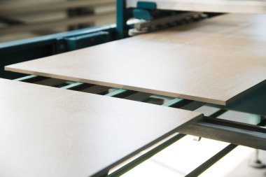 Seramik fayans üretim fabrikası. Ağır fabrikadaki seramik fayanslar için taşıma hattı. Seramik fayanslar yapma süreci