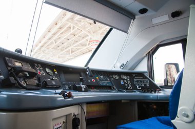 Elektrikli tren operatörünün taksisinin içi.