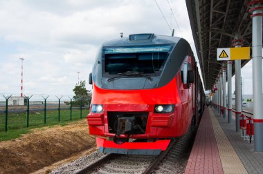 Modern tren istasyonunda kırmızı tren