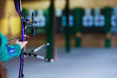 Okçuluk. Okçu yayı ile egzersiz yap. Spor, eğlence konsepti