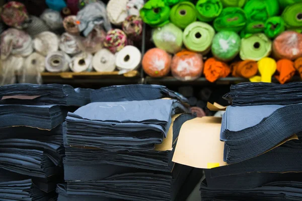 Továrna Oblečení Šicí Zařízení Tkaniny Nitě Proces Krejčího — Stock fotografie