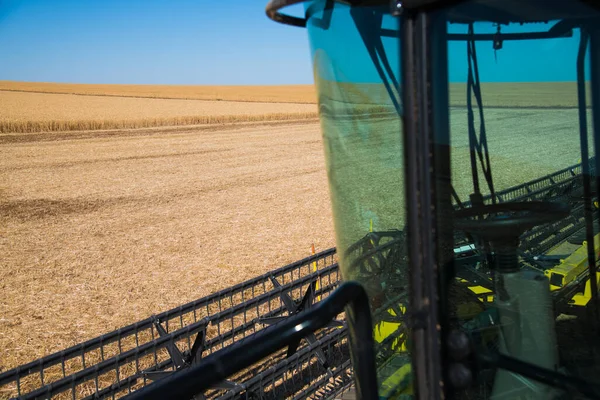 収穫の準備ができている小麦畑で収穫者を組み合わせる — ストック写真