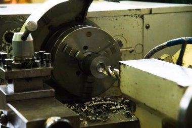 Metal endüstrisi. Sabun makinesinde çalışan metalde kesme aracı