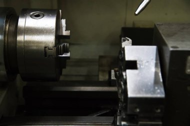 Metal endüstrisi. Sabun makinesinde çalışan metalde kesme aracı